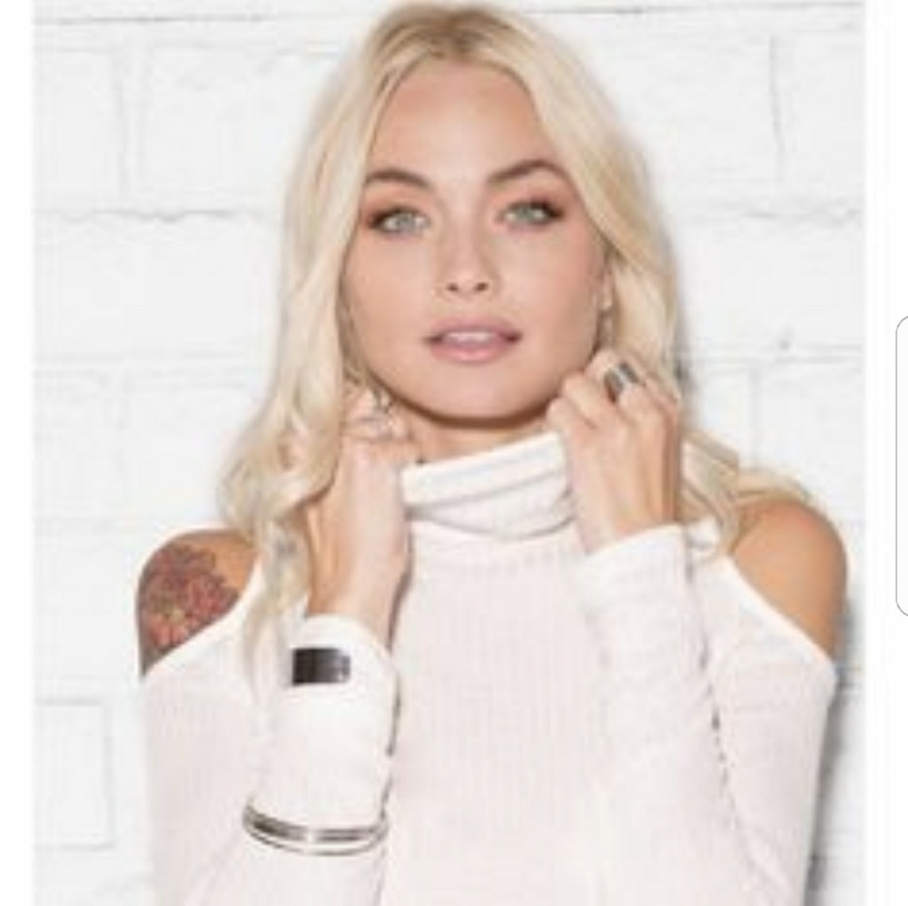 LF Emma & Sam Cold Shoulder Long Sleeve Tee