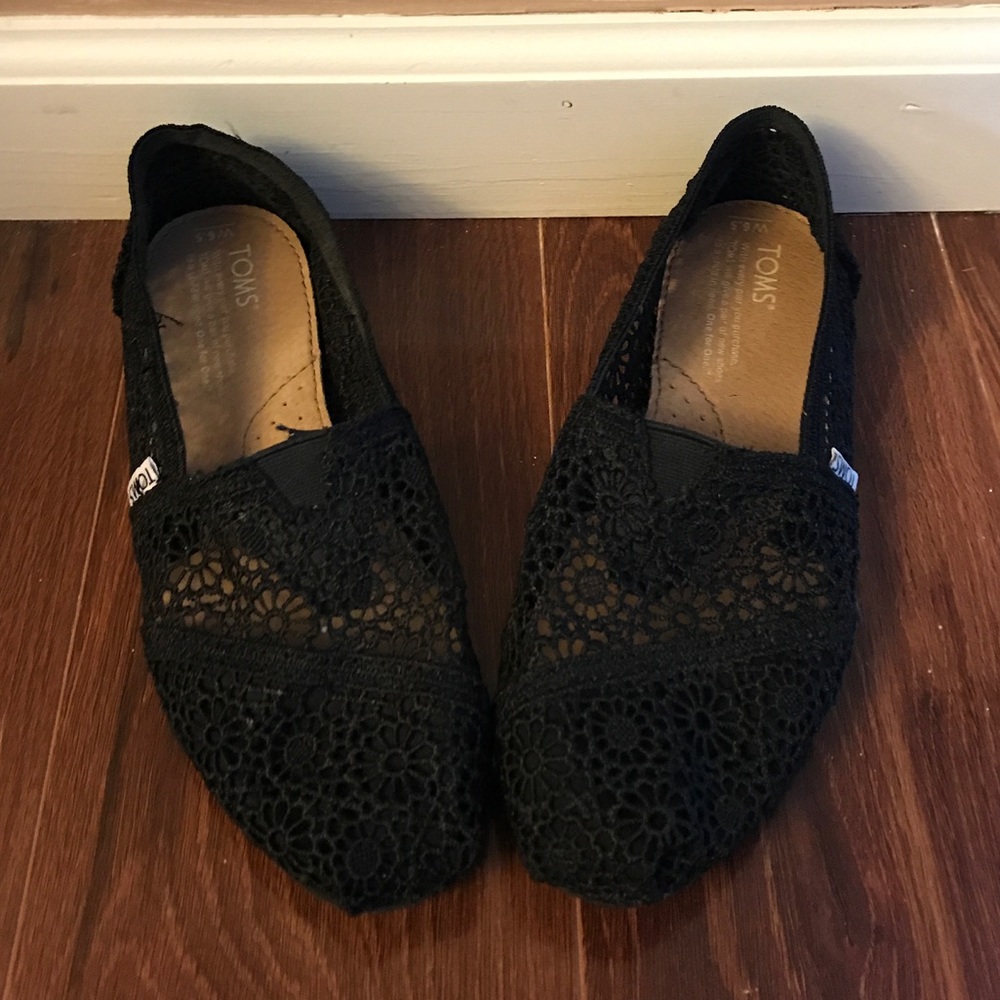Black lace toms