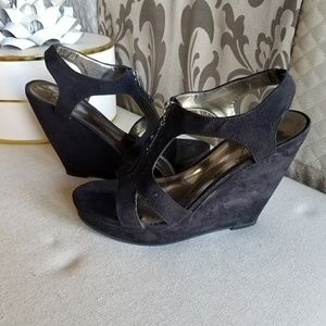 Black wedge shoe with zipper