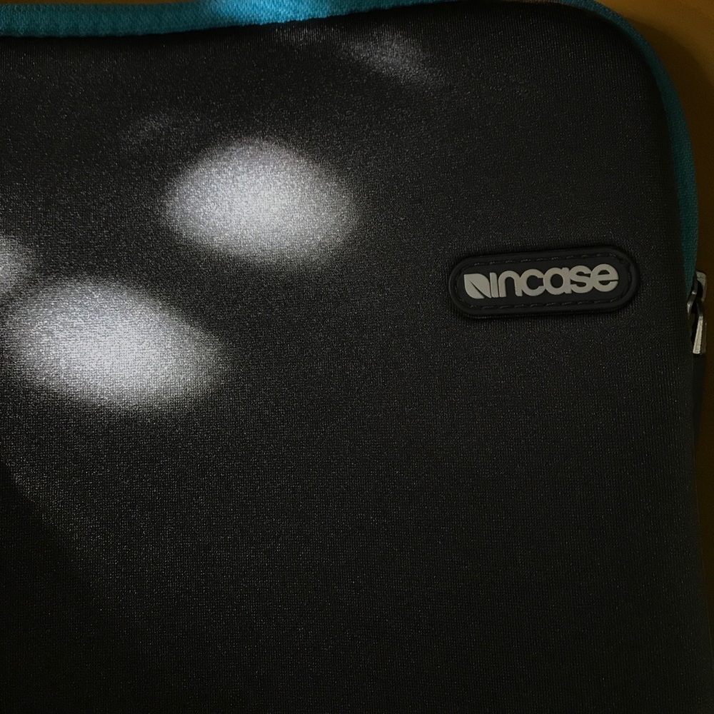 13" Incase Laptop Case - Picture 2 of 5
