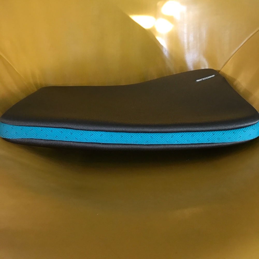 13" Incase Laptop Case - Picture 3 of 5