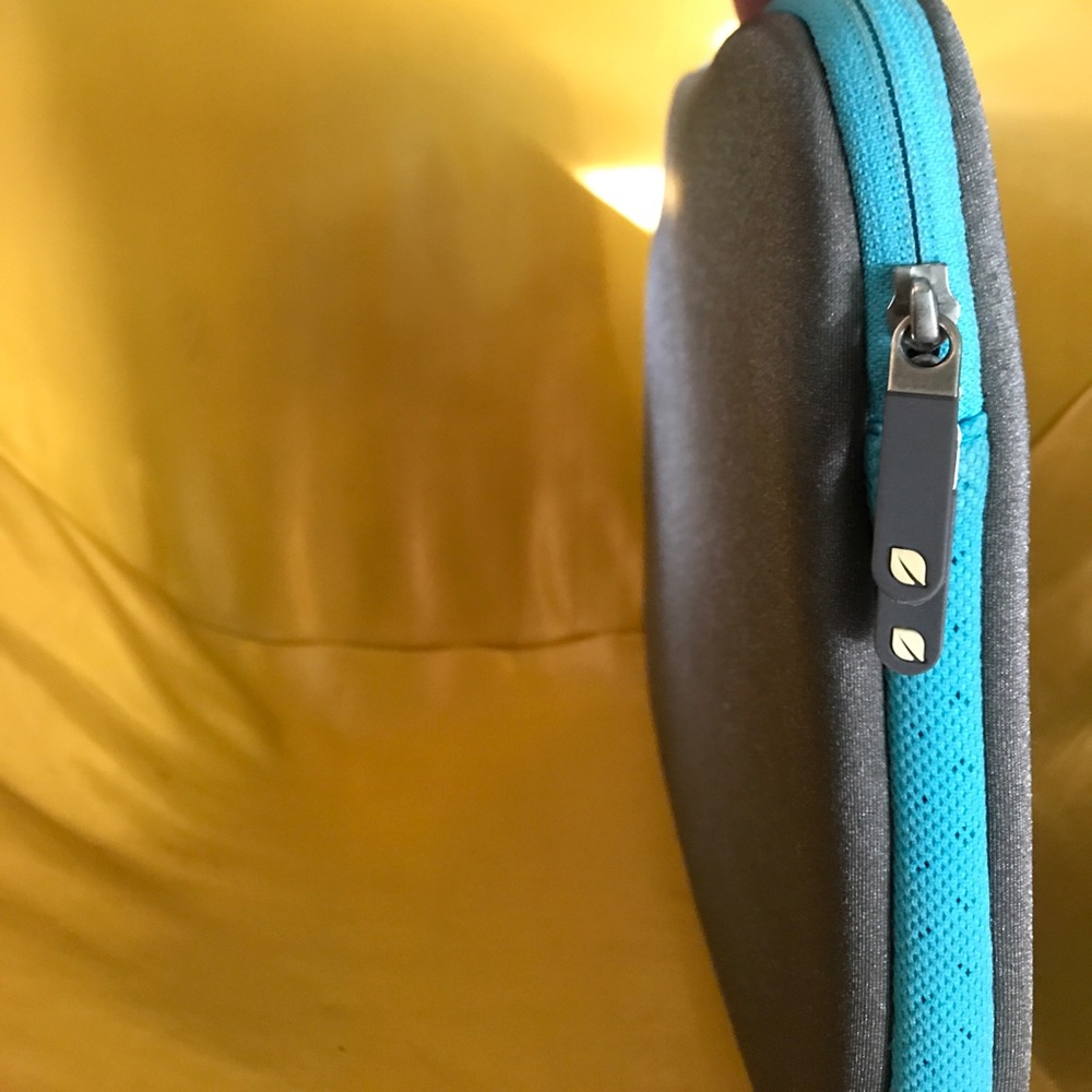 13" Incase Laptop Case - Picture 4 of 5