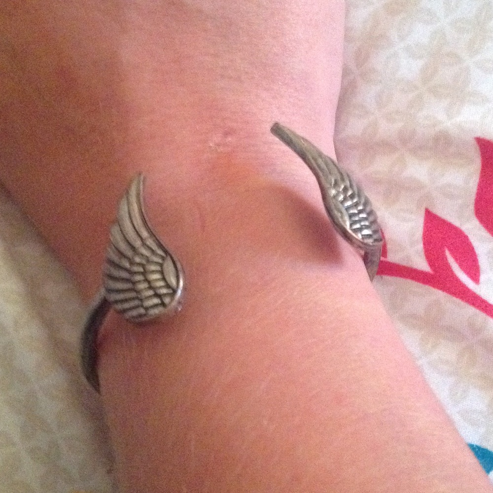 Awesome adjustable bracelet with wings