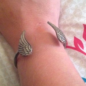 Awesome adjustable bracelet with wings