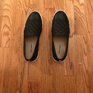 Steve Madden Slip ons🖤