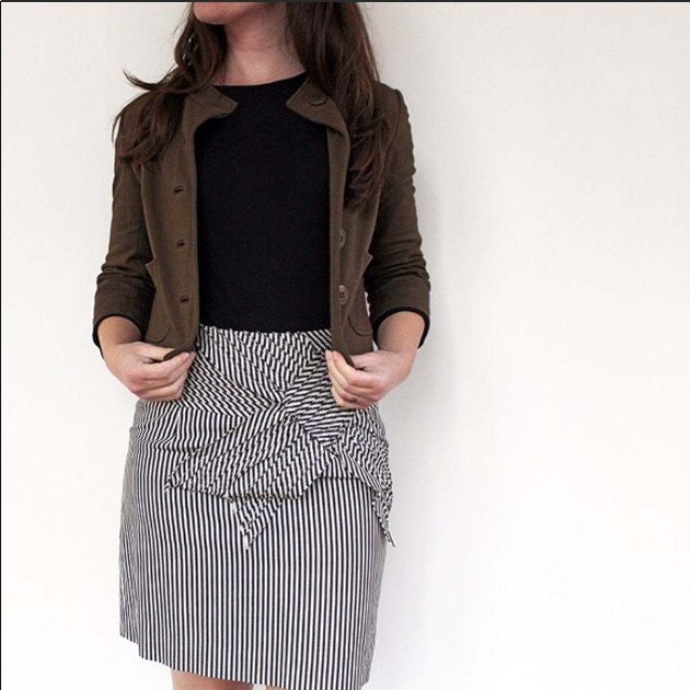 🌻HOST PICK🌻 ANTHROPOLOGIE skirt w/ bow appliqué