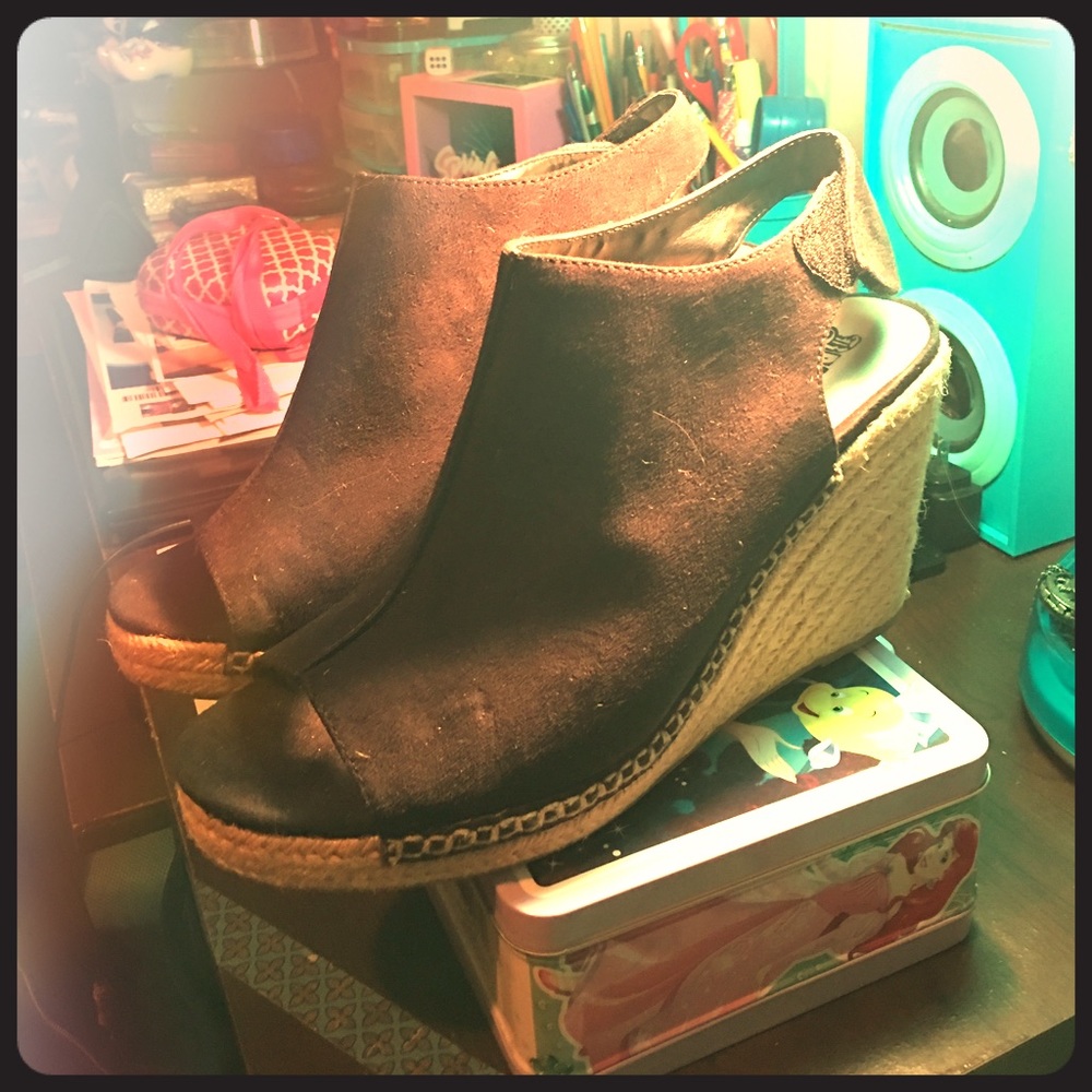 Brash Black Wedges