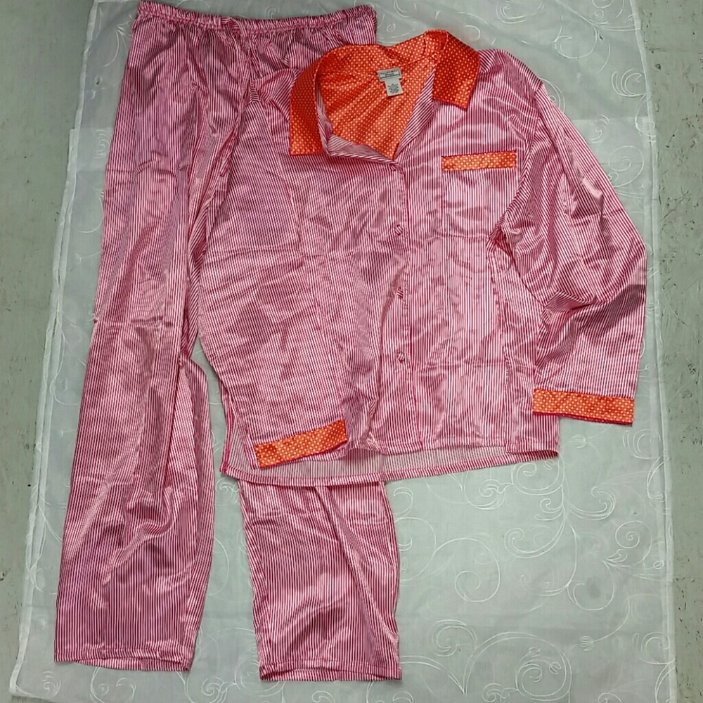 Passports Woman 1X Striped Polka Dot Pajama Set