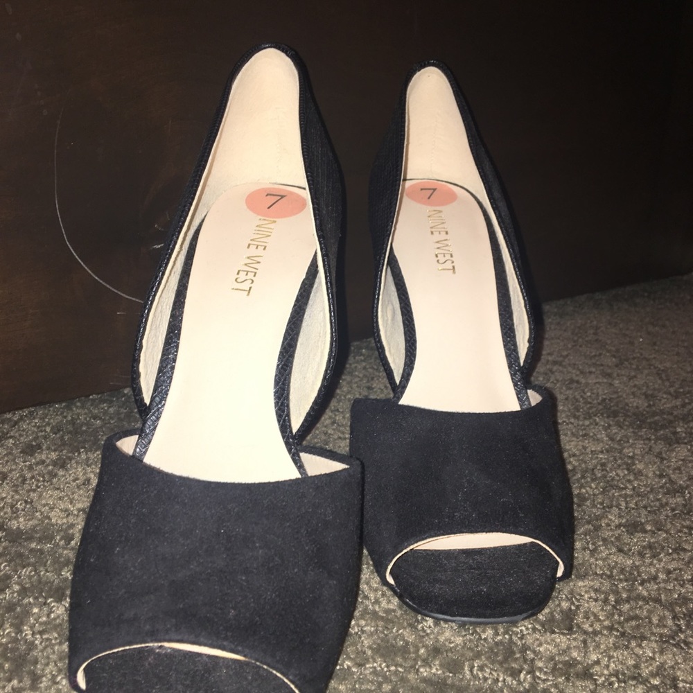 black heels - Picture 2 of 3