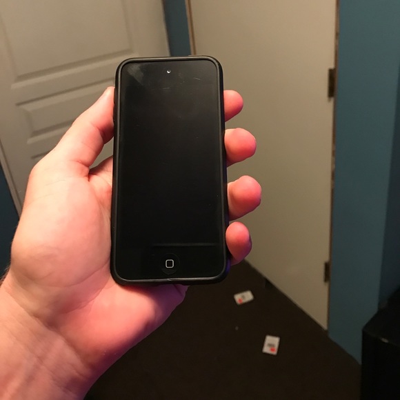 5th generation IPod touch - Picture 1 of 4