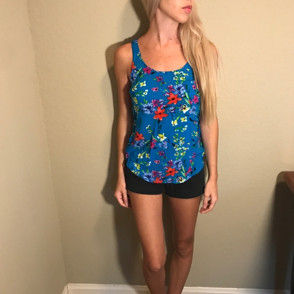 🌺 Floral racerback tank.