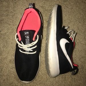 Nike Roshe Tennis Shoe