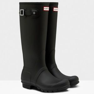 Black hunter boots and hunter socks