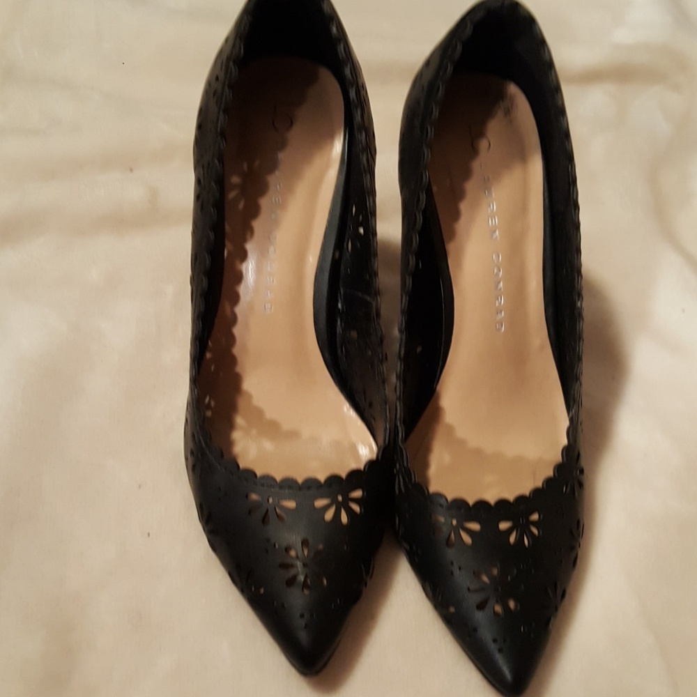 Black pumps