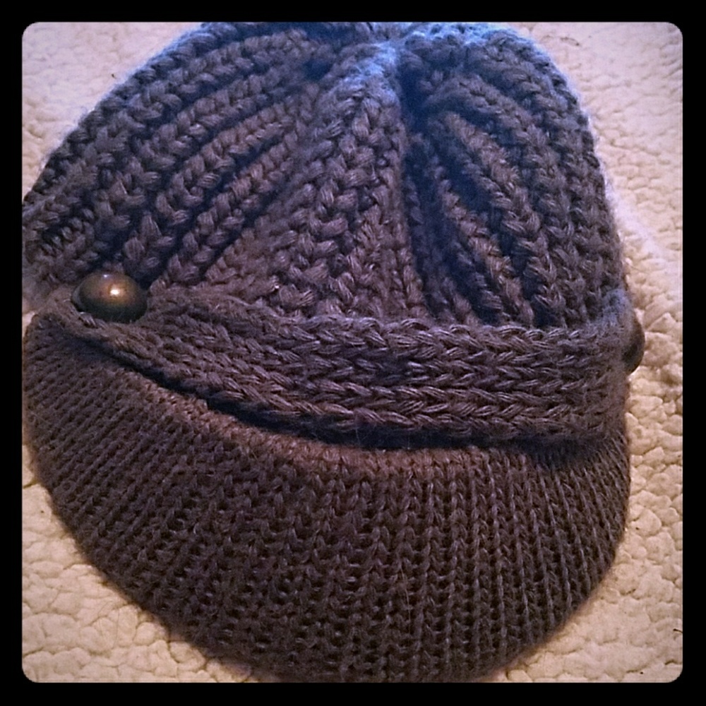 Wool beanie with brim
