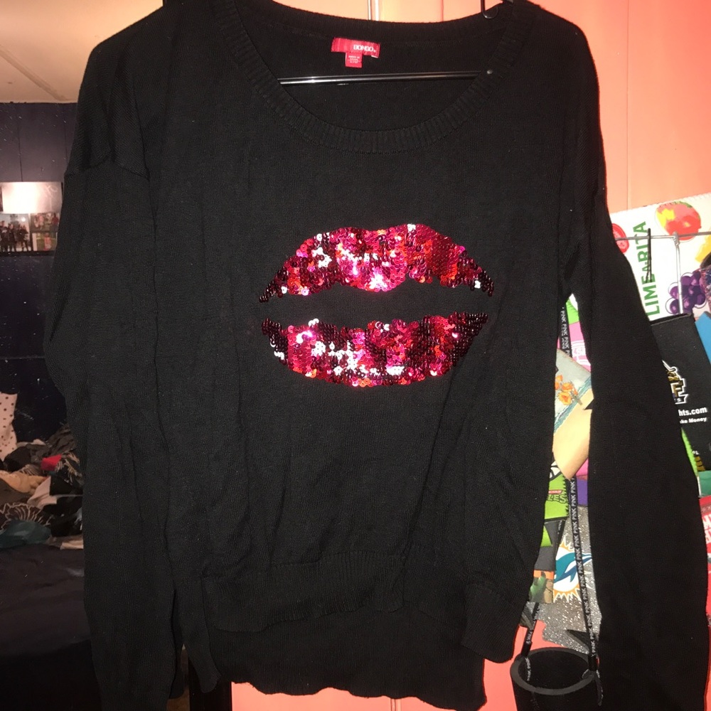 Lip sweater