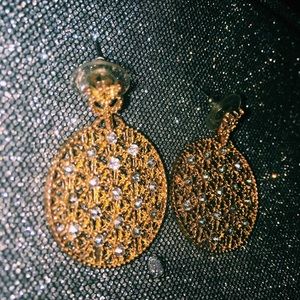 Gold mini diamonds earrings.