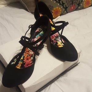 Brand new Qupid faux suede heels