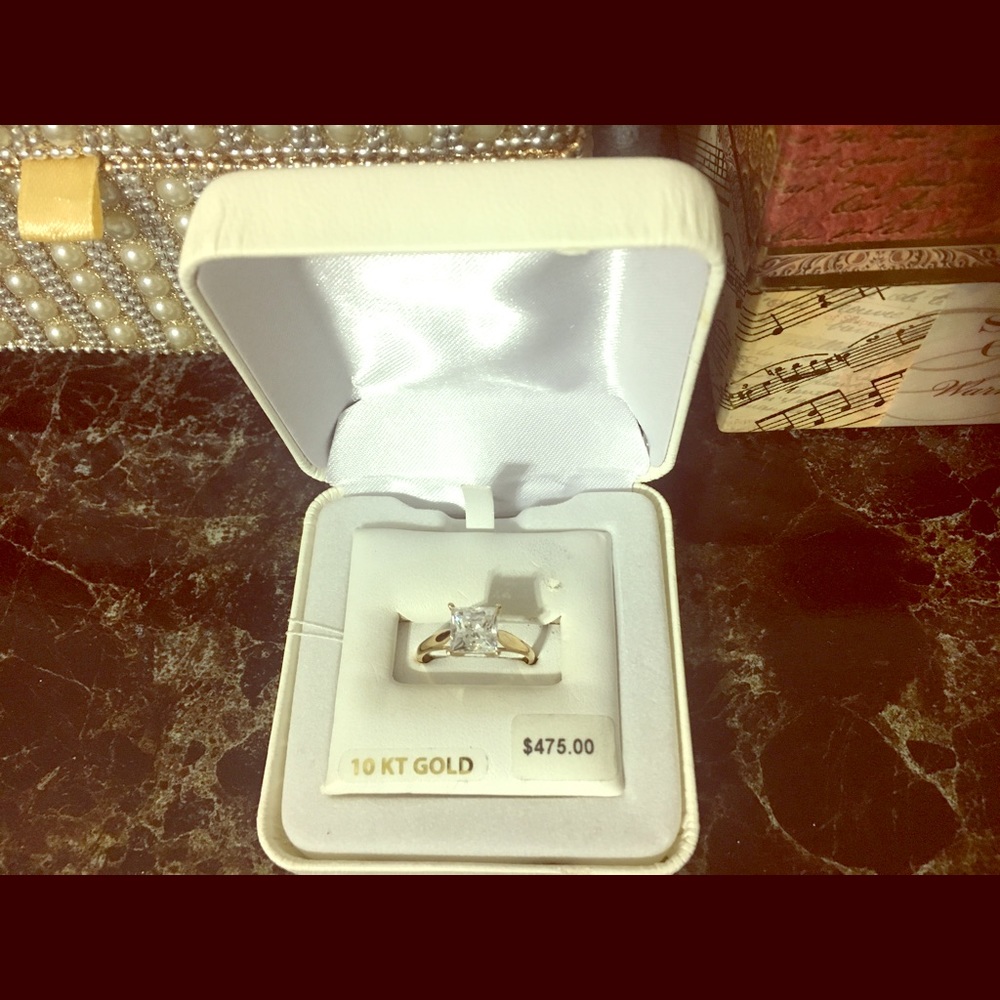 10 KT GOLD CZ Solitaire Ring