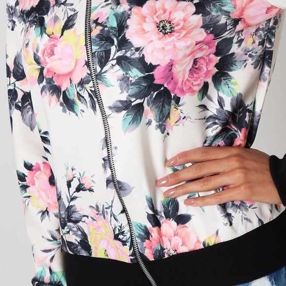 🌸Floral Patterned Bomber Style Zip Up Jacket🌸 - Picture 2 of 6