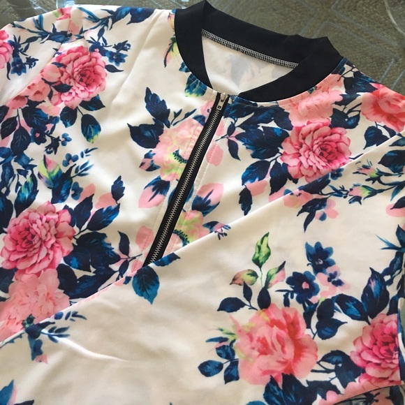 🌸Floral Patterned Bomber Style Zip Up Jacket🌸 - Picture 4 of 6
