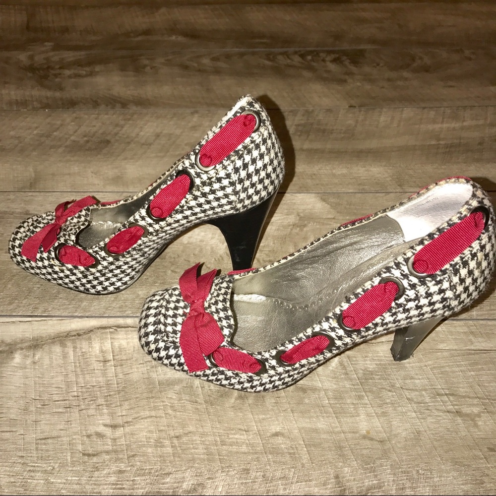 🔺◾️TriBeCa by Kenneth Cole Ribbon Heels