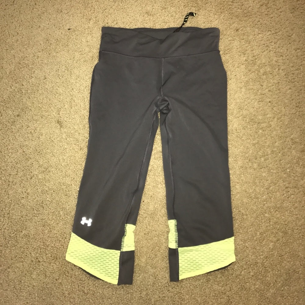 Perfect condition Under Armour Capris!! Size M