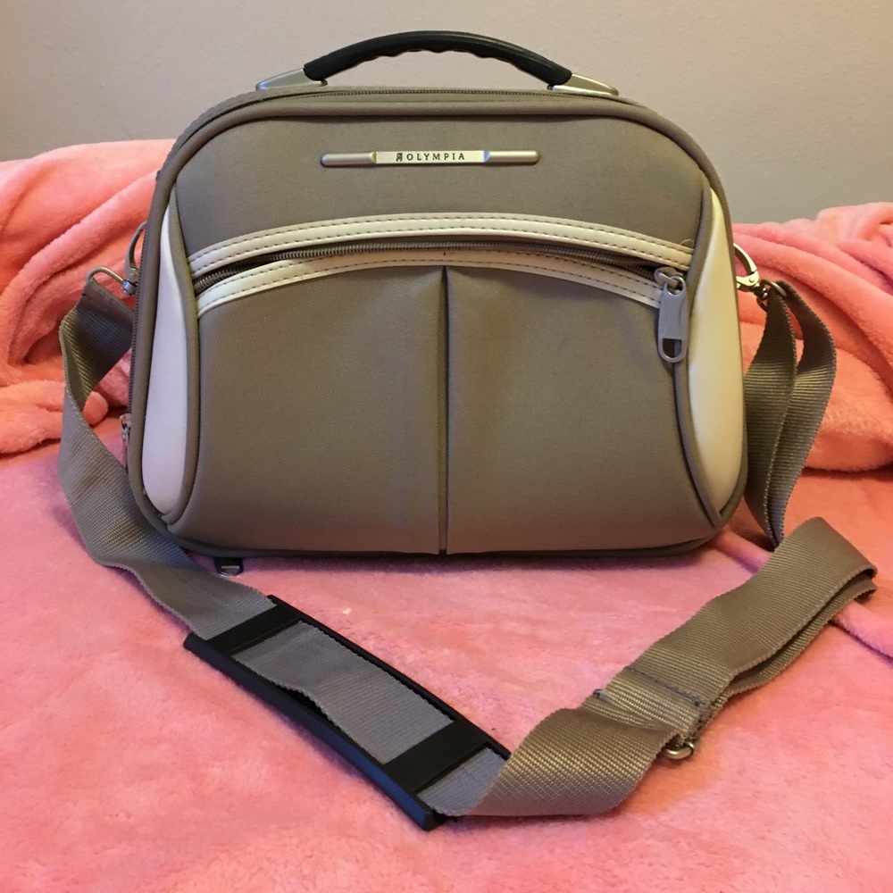 Traveling bag ( Carry on)