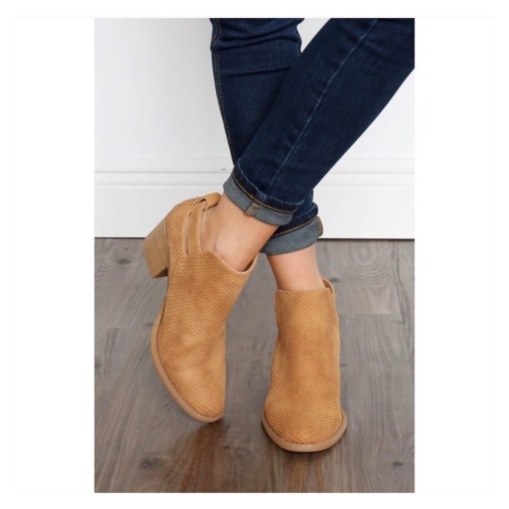 New Arrival- Vegan Suede Ankle Booties, Size 6 - Picture 2 of 3