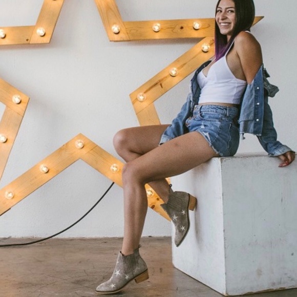 NOT FOR SALE Star Embroidered Boots - Picture 2 of 7