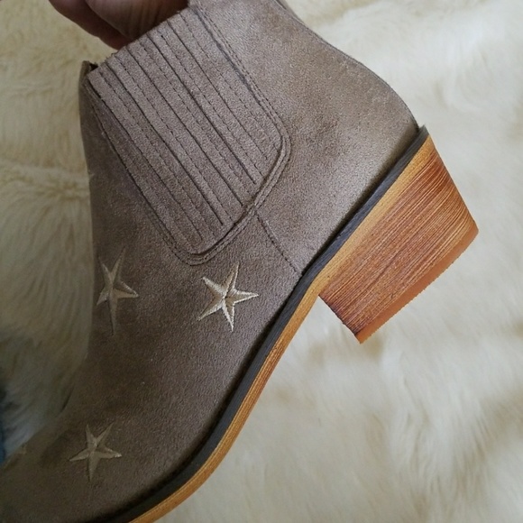 NOT FOR SALE Star Embroidered Boots - Picture 5 of 7