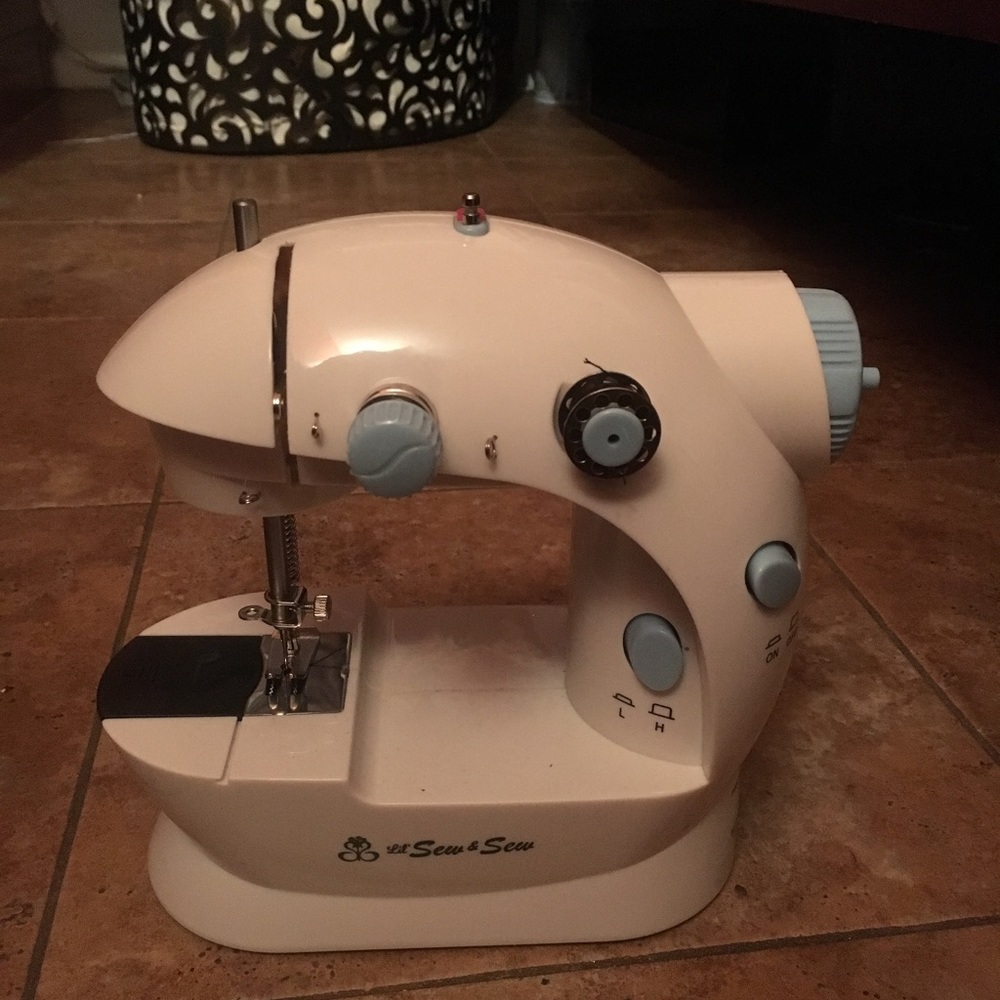 Mini sewing machine