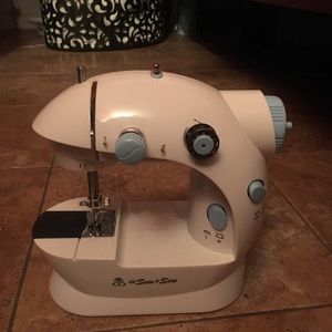 Mini sewing machine