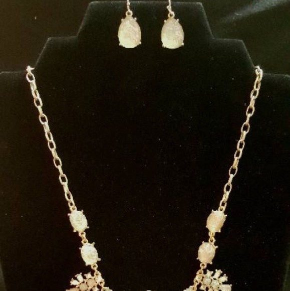 Elegant matching necklace and earring set - Picture 2 of 2