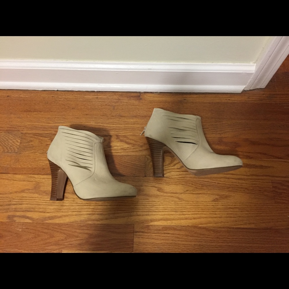 4 x $25.00 for  Stuart, beige ankle boots