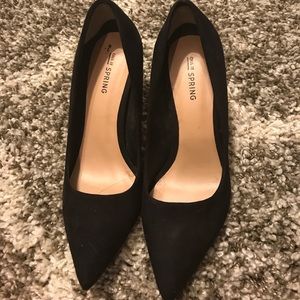 Black pumps