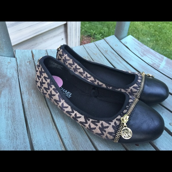 Women's Michael Kors Brown Flats Shoes Size 4M NEW - Picture 2 of 5