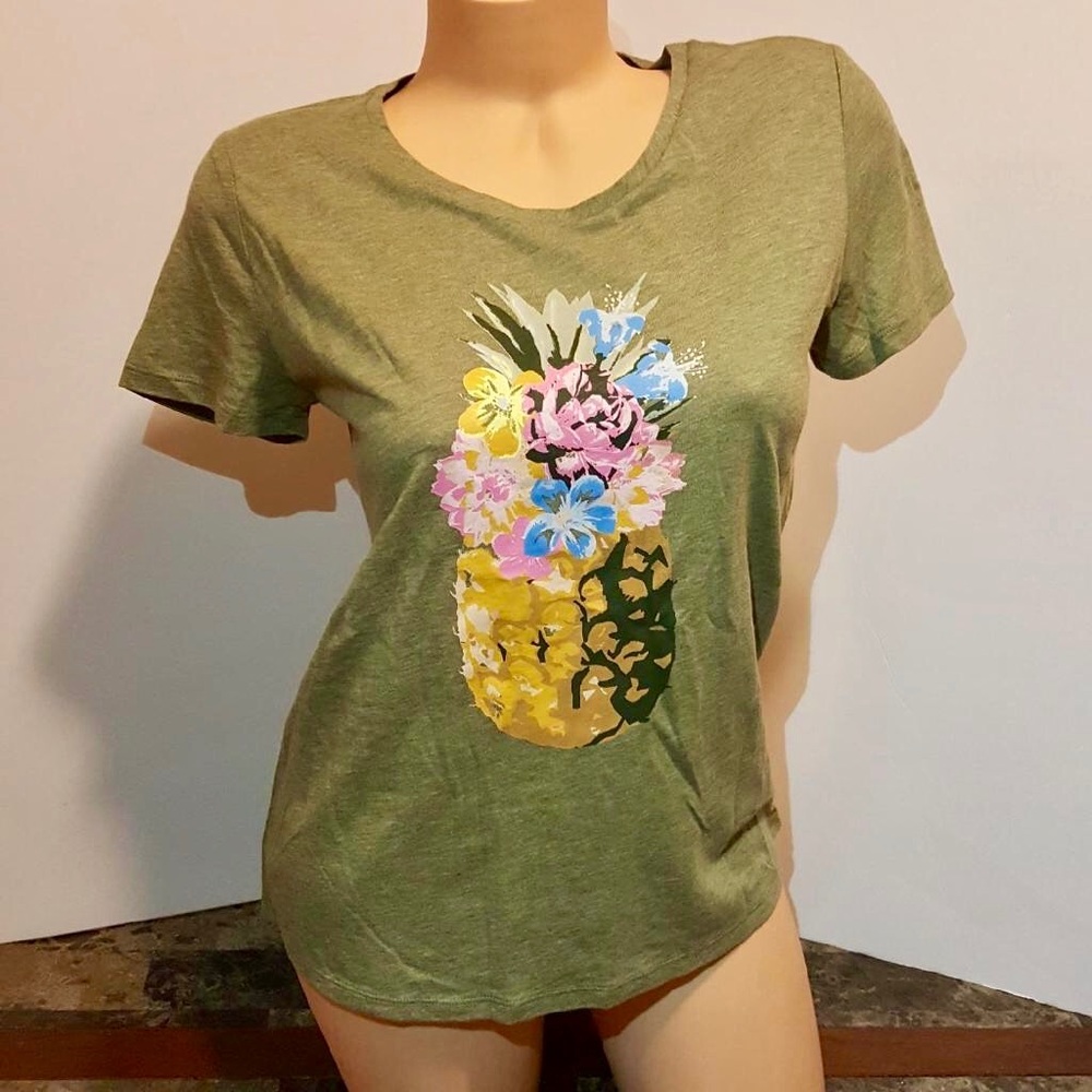 🌻NEW🌻 Olive color T-shirt with Pineapple design