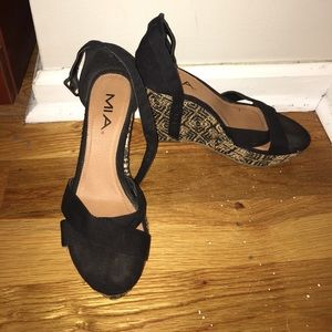 Wedges with Aztec design