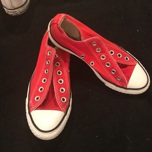 Converse low top red tennis shoes