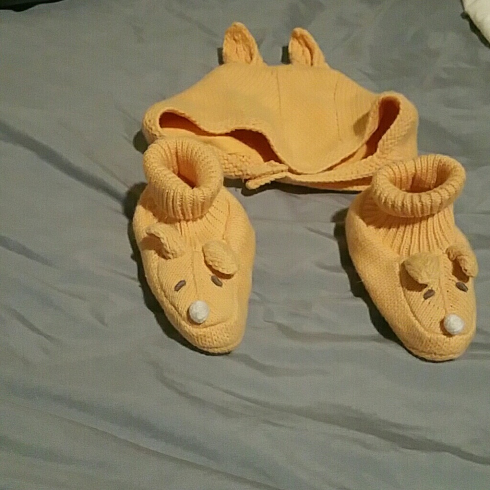 Baby gap newborn hat and booties