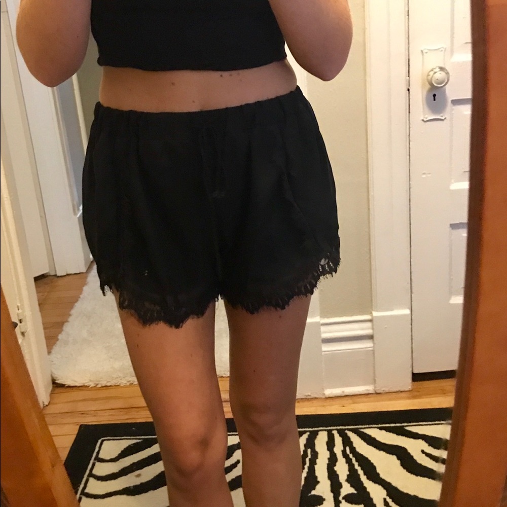 BLACK LACE WINDSOR SHORTS! Size Mdm!