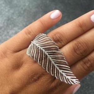 1.36CT DIAMOND 18K WHITE GOLD GRADUATING LEAF RING