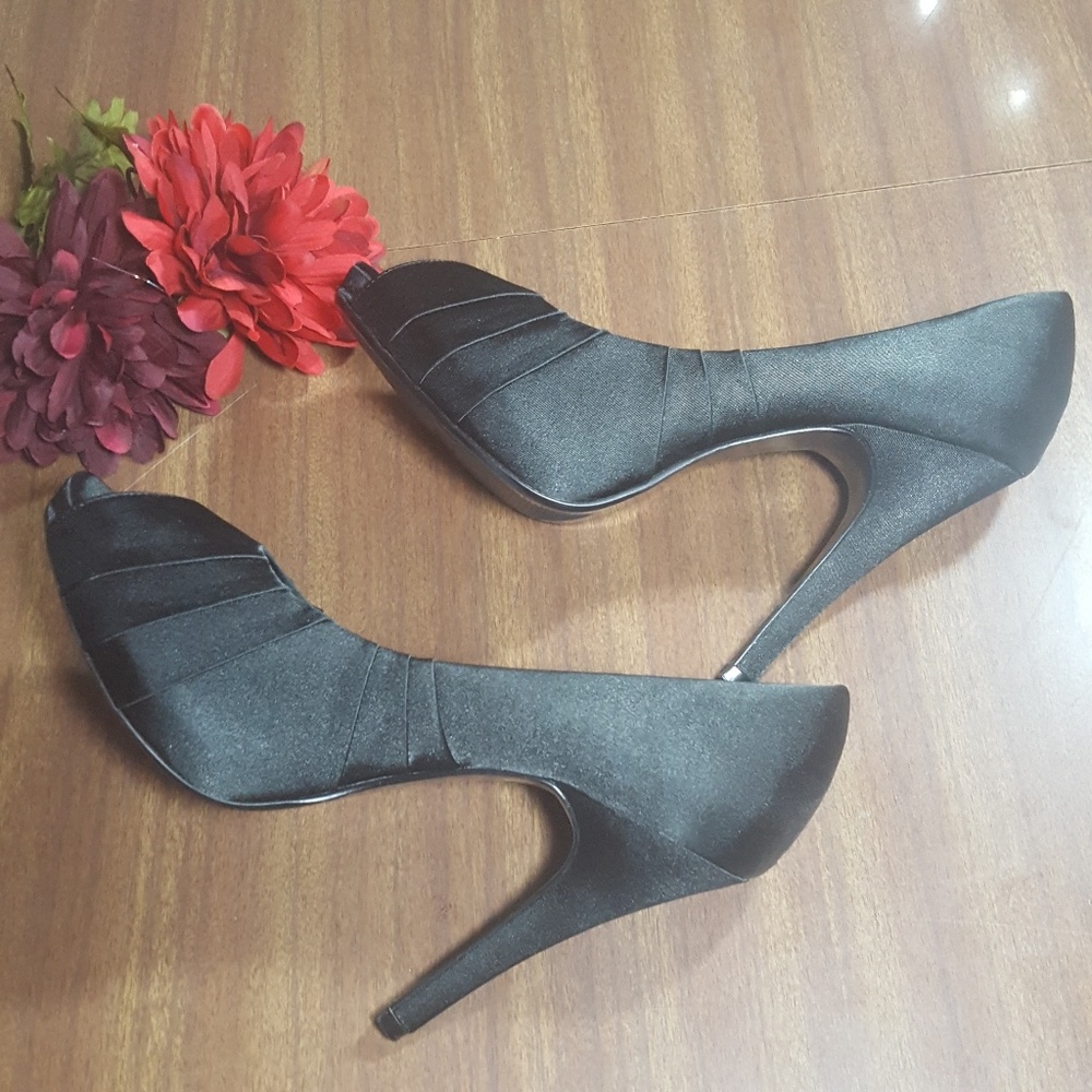 👠Lulu Townsend👠 Black satin 🌷pumps