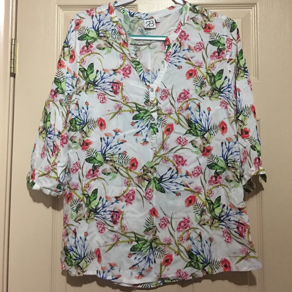 Beautiful floral top!