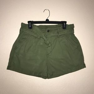 CUTE OLIVE GREEN LEVIS SHORTS