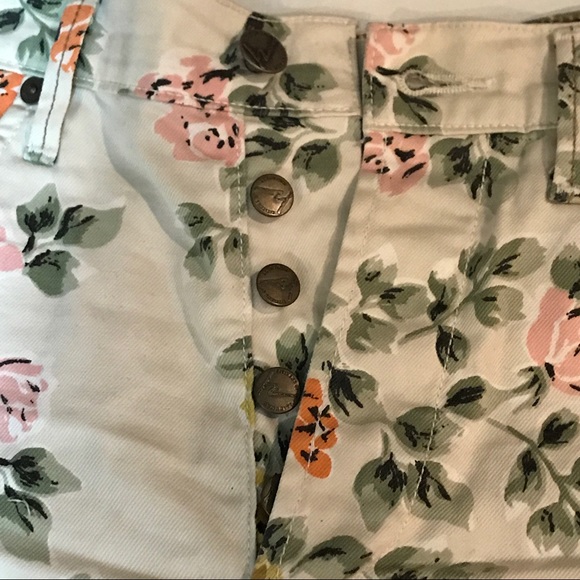 Citizens Of Humanity Floral Button Up Shorts! - Picture 7 of 8
