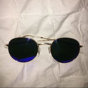 Reflecting stylish round sunglasses .
