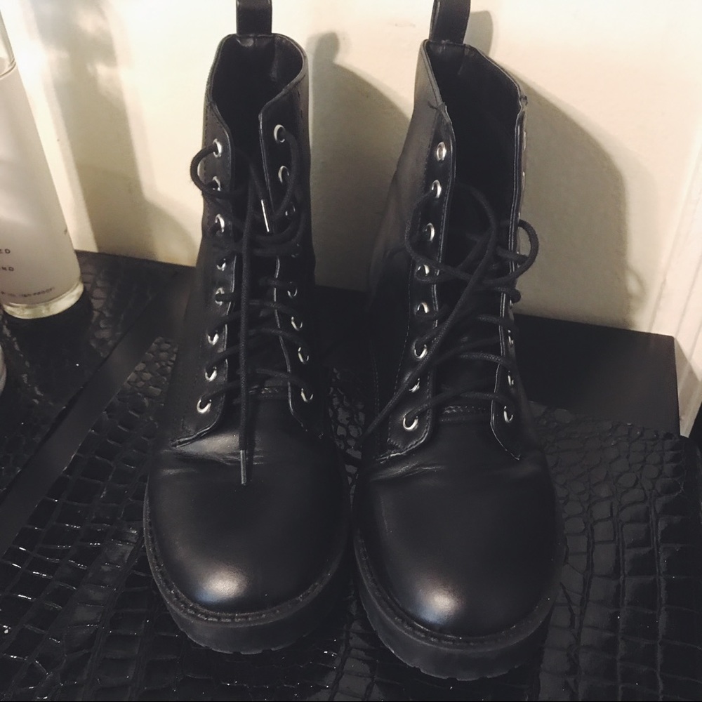 Divided combat boots