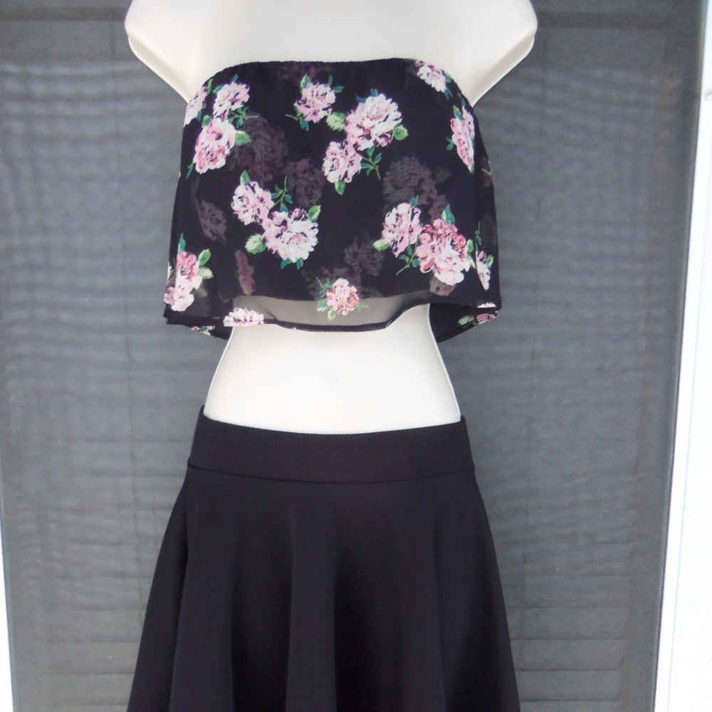 Floral strapless crop top.